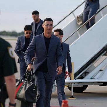 كريستيانو رونالدو يصل ميامي بإطلالة أنيقة قبل كأس العالم